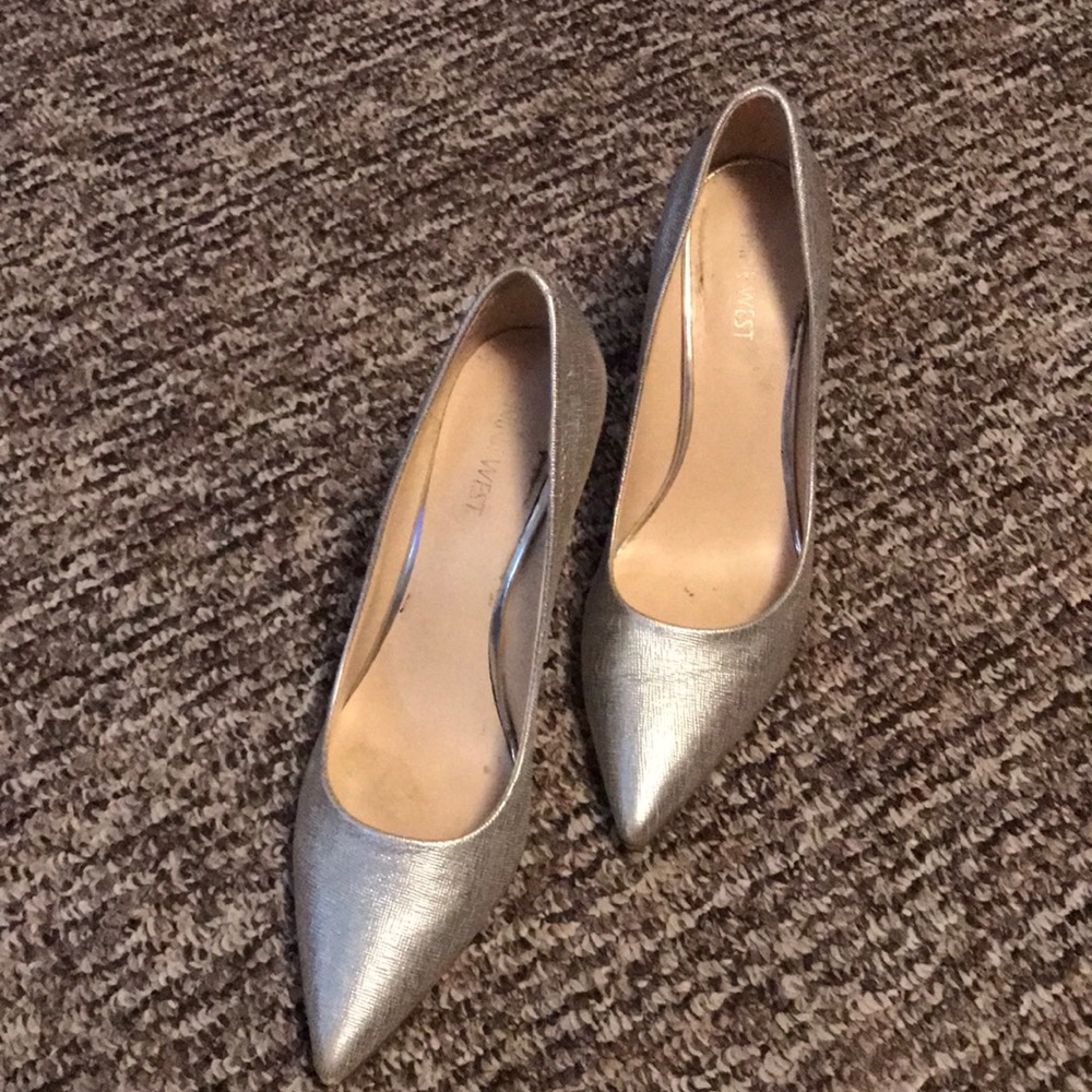 Nine West silver heels - Picture 1 of 9